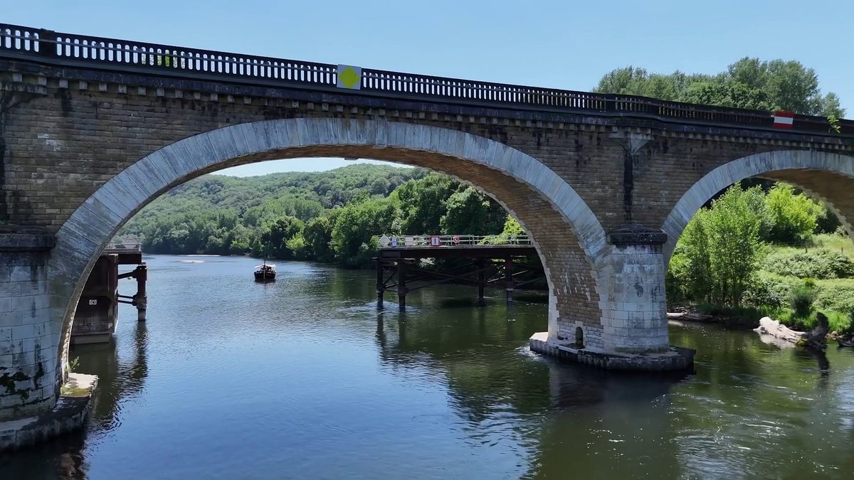 Pont ancien vu par drone