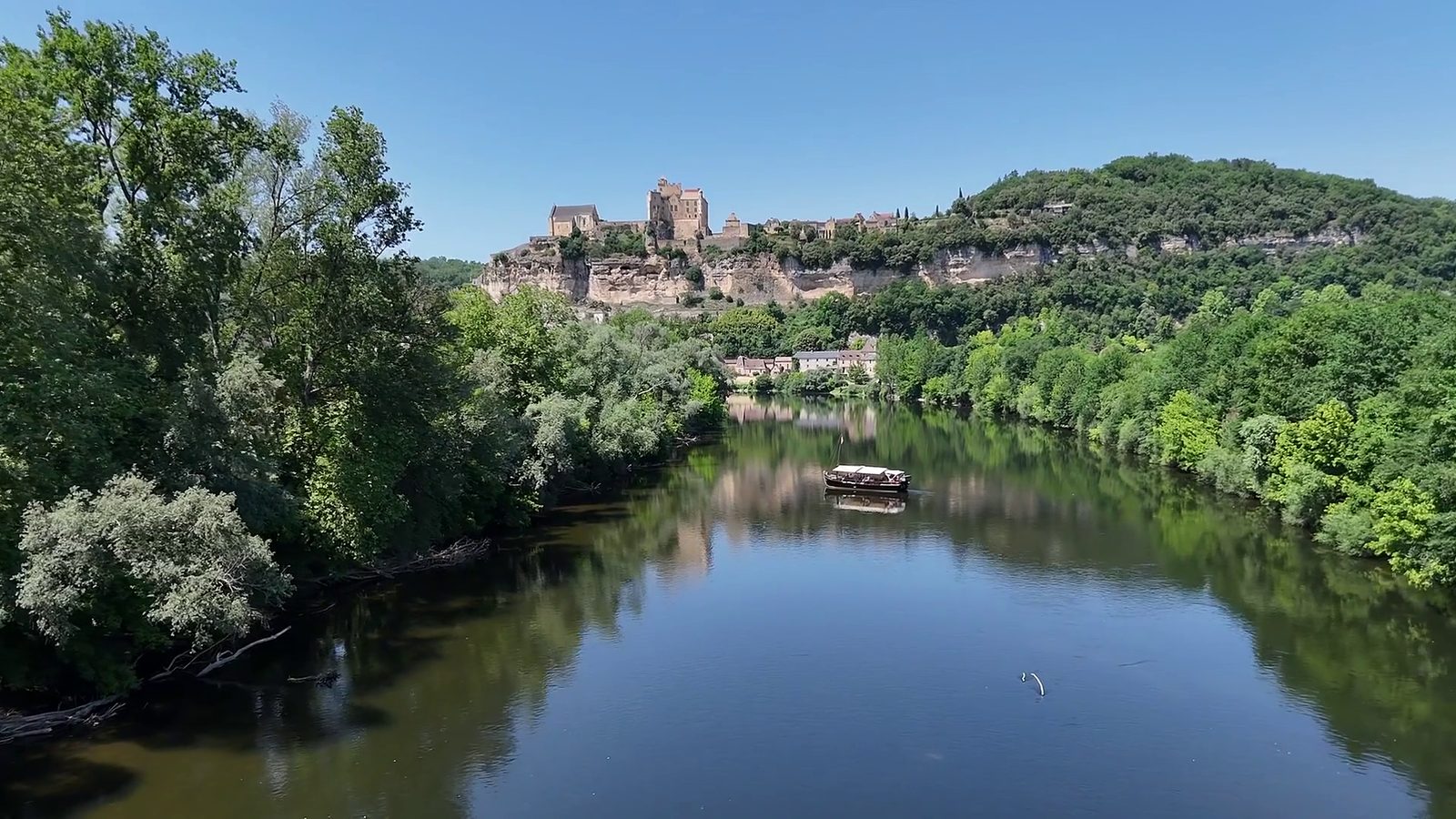 Château et rivière vus par drone