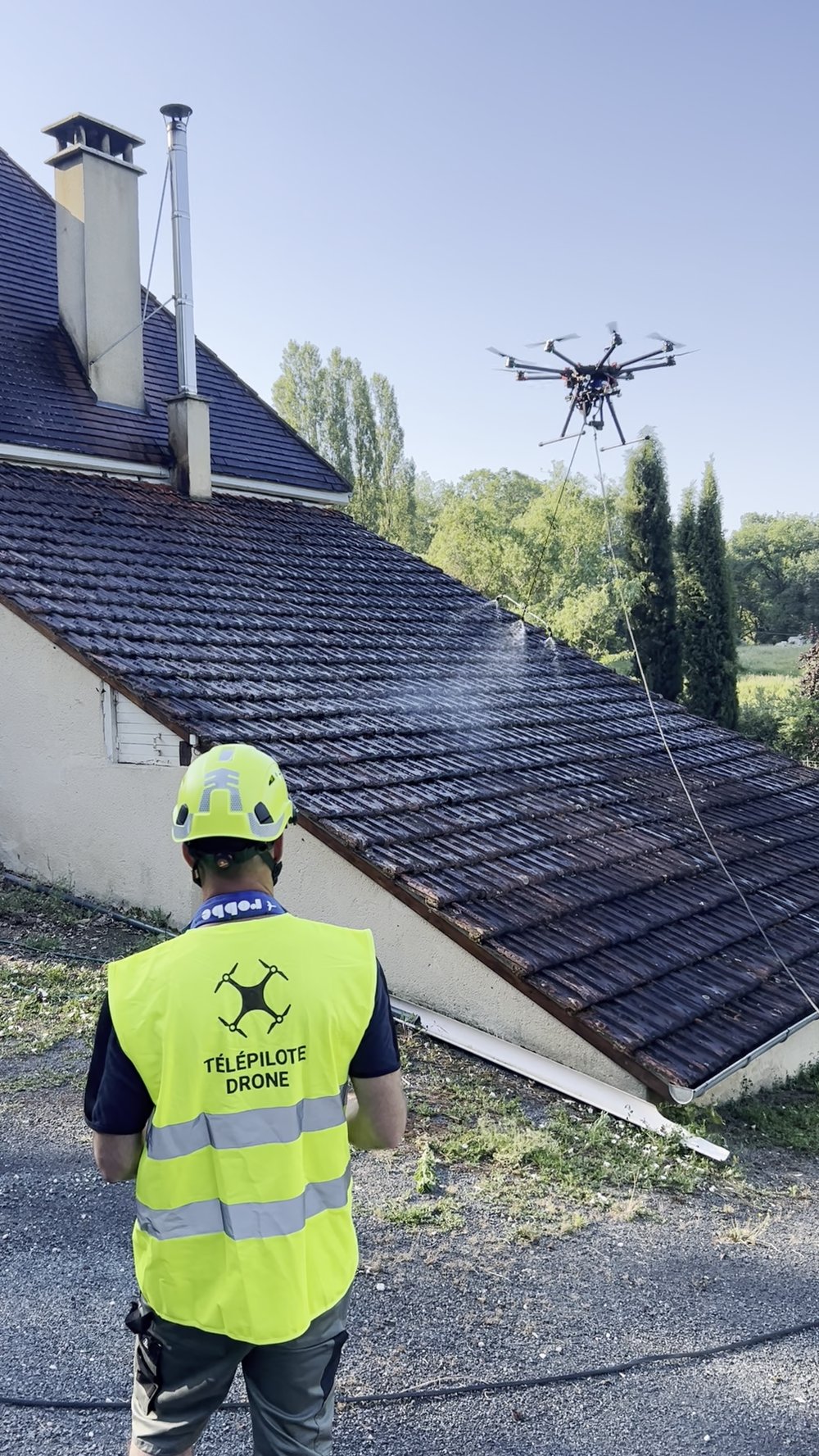 Télépilote au sol pilotant le drone de nettoyage